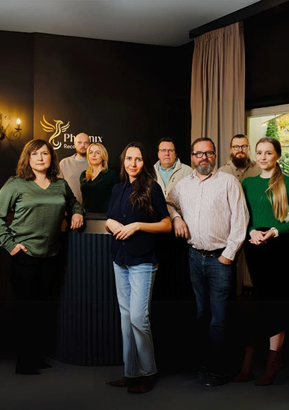 Grupa psychoterapeutów stojąca w recepcji